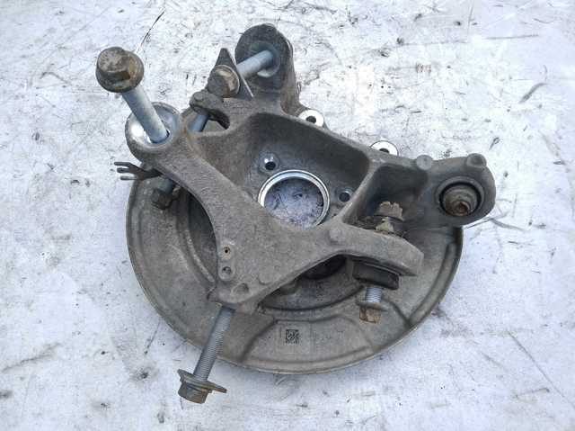 Цапфа поворотна ліва 33306865661 BMW
