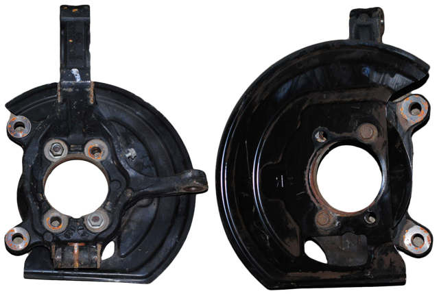 Цапфа поворотна права 40014JD000 NISSAN
