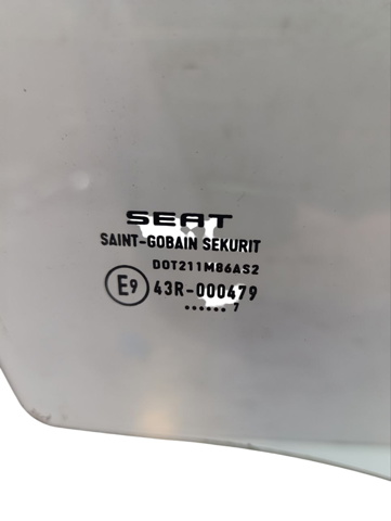 Скло передньої правої двері 5P0845202 VAG