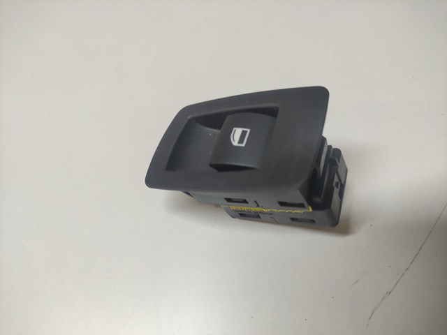 Кнопка підйомника переднього правого скла 61316945874 BMW