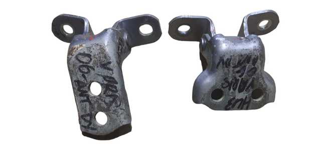 Петля передніх дверей права 687300D030 TOYOTA