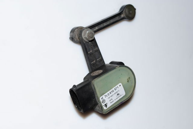 Регулятор положення кузова задньої підвіски 7L0616571 VAG