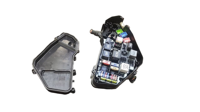 Кришка блока реле 7L0907295J VAG