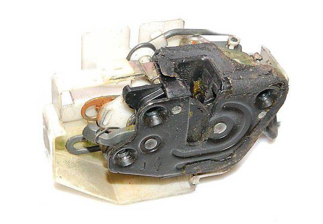 Замок передніх пасажирських дверей 8132038001 HYUNDAI