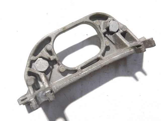 Кронштейн подушки (опори) двигуна, лівої 8200216113 RENAULT