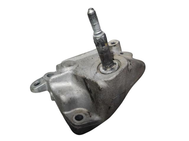 Кронштейн подушки (опори) двигуна, лівої 8200277203 RENAULT