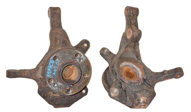 Кулак поворотний передній правий 8200322079 RENAULT