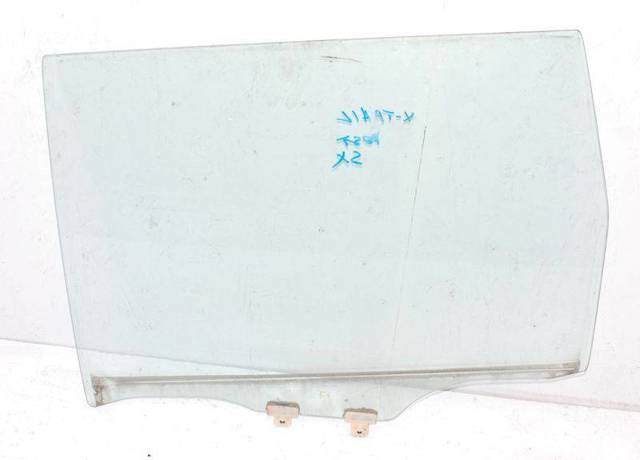 Скло заднє ліве 823018H500 NISSAN