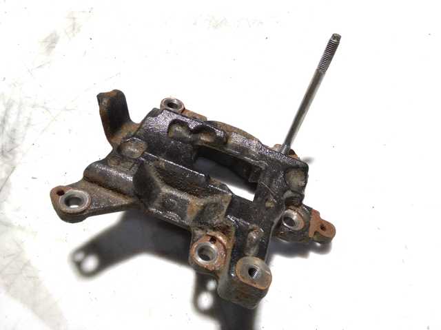 Кронштейн компресора кондиціонера 8843133050 TOYOTA