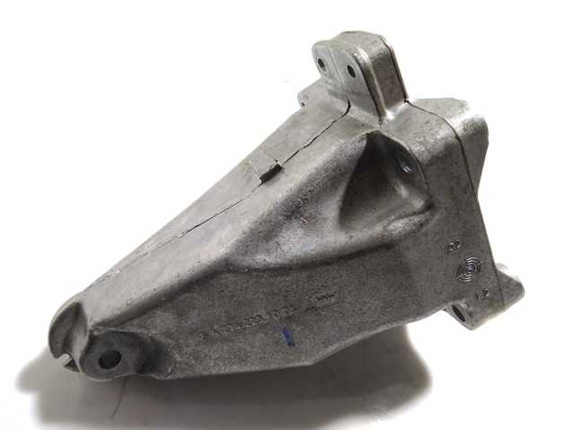 Кронштейн подушки (опори) двигуна, правої A2742231004 MERCEDES