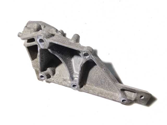 Кронштейн подушки (опори) двигуна, лівої A2782236704 MERCEDES