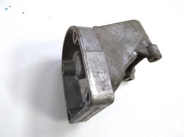 Кронштейн подушки (опори) двигуна, лівої A6112230704 MERCEDES