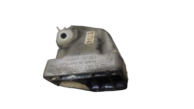 Кронштейн подушки (опори) двигуна, лівої A6422230204 MERCEDES
