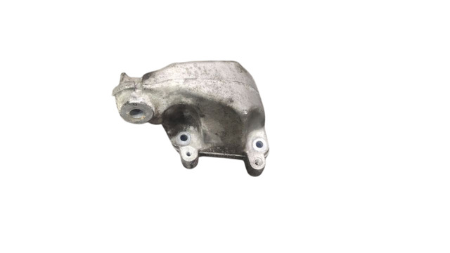 Кронштейн подушки (опори) двигуна, правої A6422233204 MERCEDES