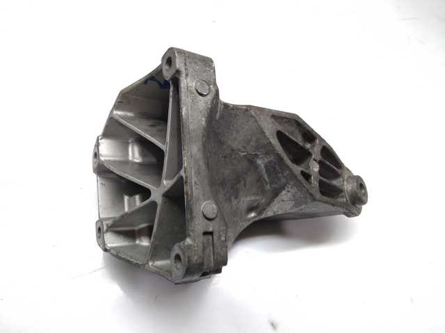 Кронштейн подушки (опори) двигуна, лівої A6512231704 MERCEDES