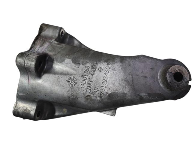 Кронштейн подушки (опори) двигуна, правої A6512234304 MERCEDES