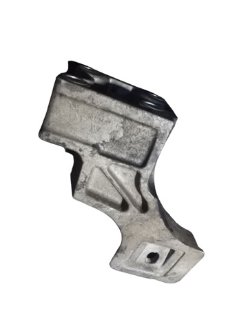 Кронштейн подушки (опори) двигуна, правої KKU500590 LAND ROVER