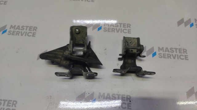 Петля задніх багажних, 3/5 -х дверей LR007118 LAND ROVER