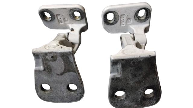 Петля передніх дверей лівих LR030362 LAND ROVER