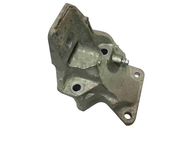 Кронштейн подушки (опори) двигуна, правої LR033181 LAND ROVER
