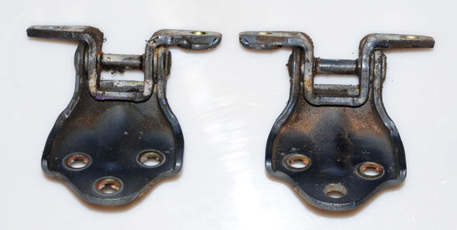 Петля водійських дверей MB574273 MITSUBISHI