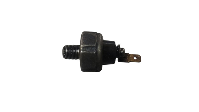 Датчик тиску масла двигуна MD138993 MITSUBISHI