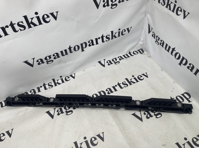 Кронштейн бампера переднього, центральний 2GA805705C VAG