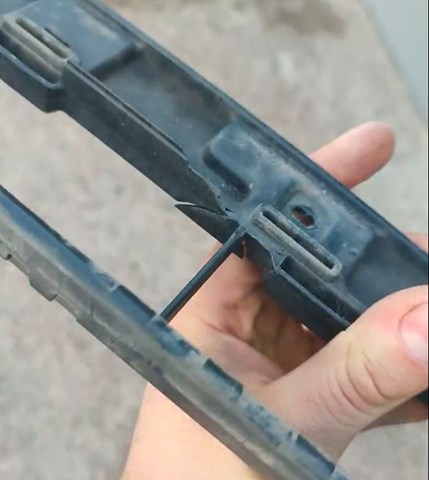 Решітка переднього бампера, нижня 4M0807647A4W3 VAG