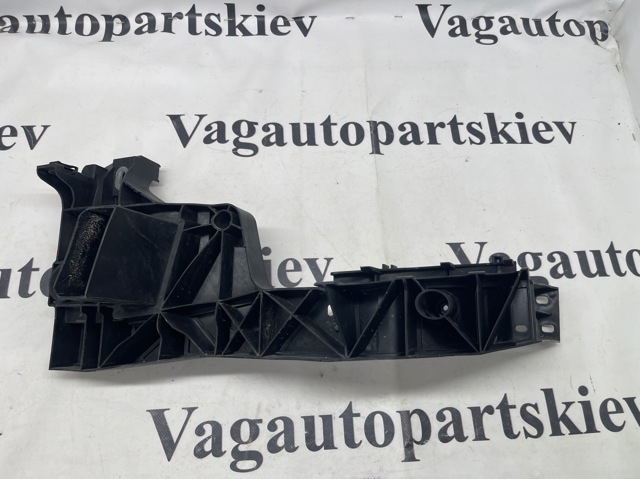 Кронштейн-адаптер кріплення фари передньої, лівої 4M8805607C VAG