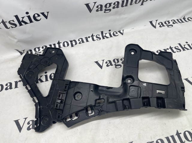 Напрямна заднього бампера, ліва 4M8807453A VAG