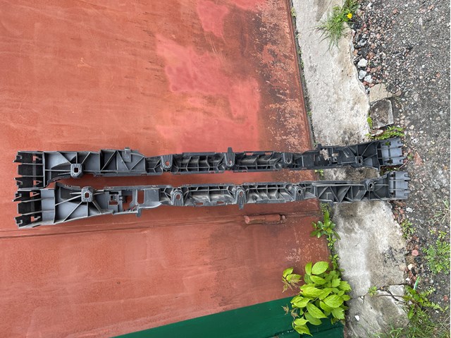 Кронштейн бампера заднього, центральний 4M8807458 VAG
