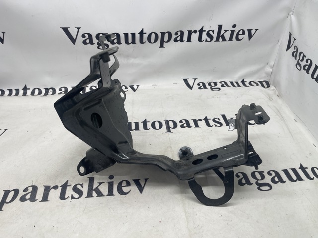 Кронштейн кріплення крила переднього лівого, передній 4M8821131C VAG