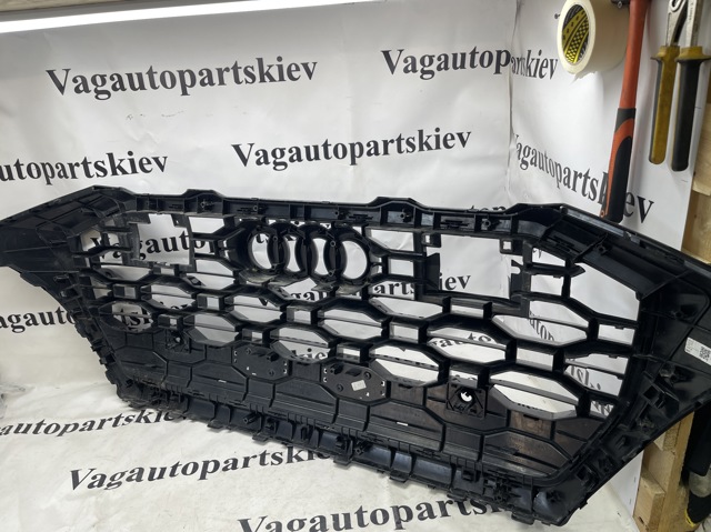 Решітка радіатора 4M8853651BLALZ VAG