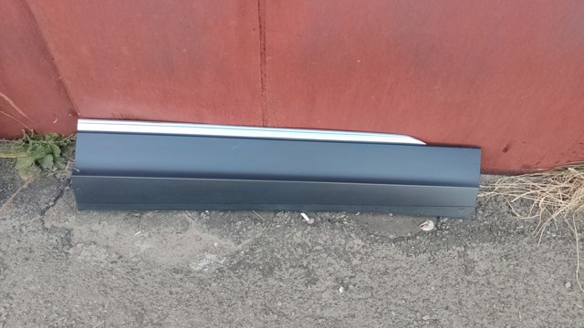 Молдинг передньої правої двері, нижній 5NA854940AFRYP VAG