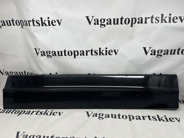 Молдинг передньої правої двері 760854940DGRU VAG