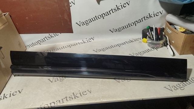 Молдинг передньої правої двері 80A853960LGRU VAG
