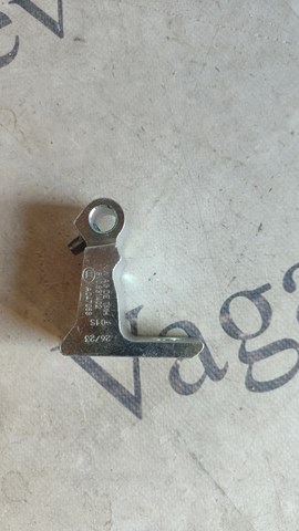 Петля передніх дверей, правою 8V0831402 VAG
