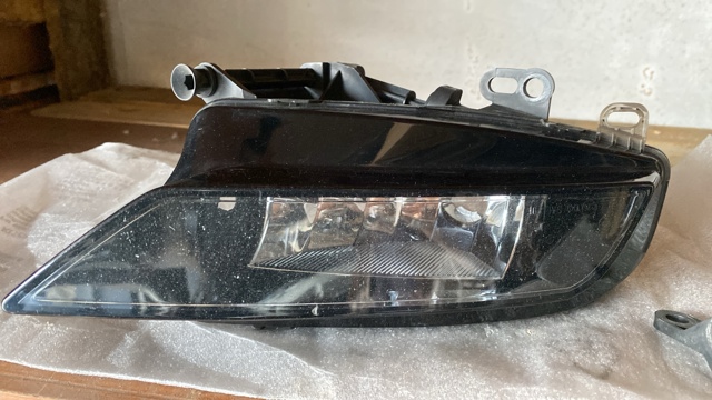 Протитуманка права 8V0941700B VAG
