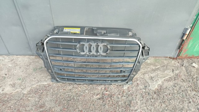 Решітка радіатора 8V5853651B VAG