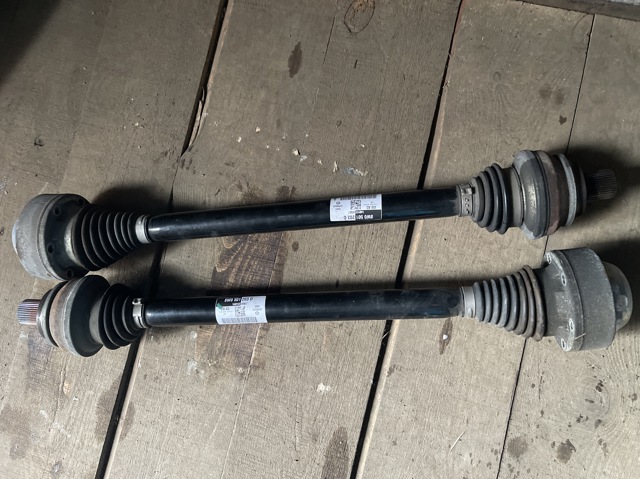 Піввісь задня 8W0501203D VAG