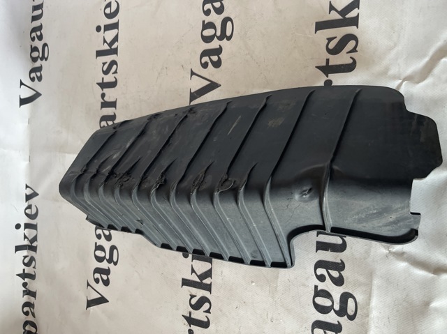 Захист заднього нижнього важеля 8W0505415D VAG