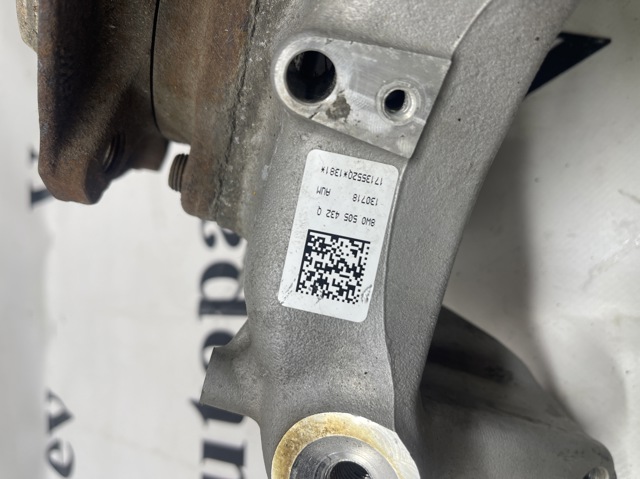 Цапфа поворотна права 8W0505432Q VAG