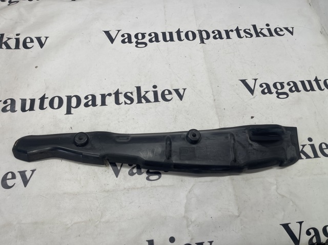 Ущільнювач крила 8W0821111 VAG