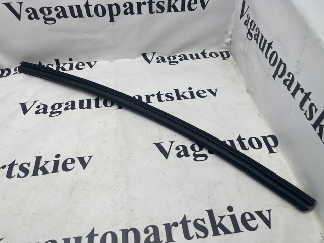 Ущільнювач скла передніх дверей правої, внутрішній (планка) 8W0837480 VAG