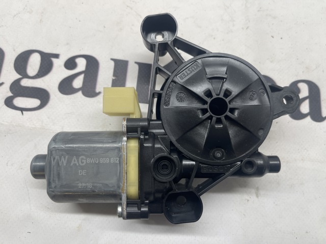 Моторчик склопідйомника двері задніх, правих 8W0959812 VAG