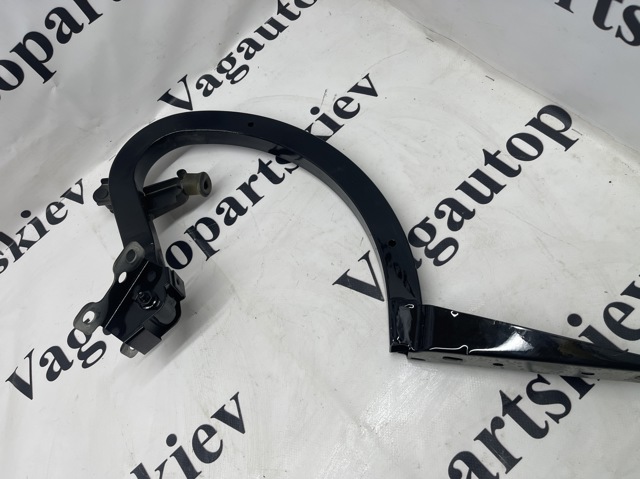 Деталі багажника (петлі і упор кришки) 8W5827301A VAG