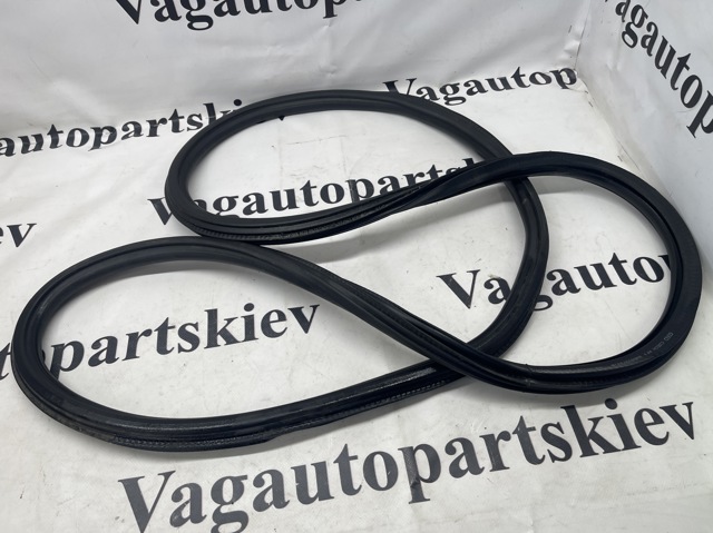 Ущільнювач двері задньої (на кузові) 8W5833721B VAG