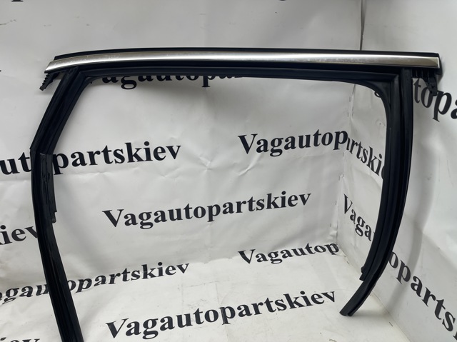 Направляюча скла рамки двері, заднього права 8W5839432D VAG