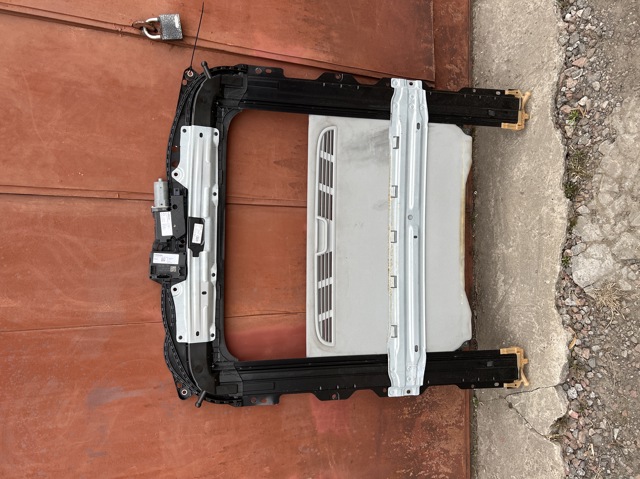 Деталі люків облицювання кузова 8W5877049B VAG
