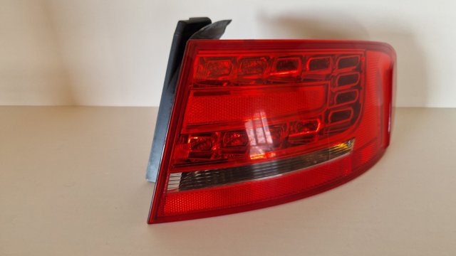 Задній правий зовнішній ліхтар 8K5945096B VAG